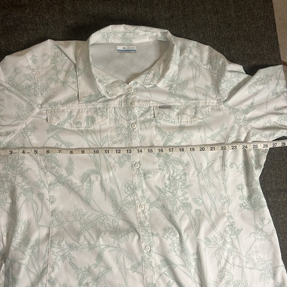 EUC Columbia antimacrobial lightweight button down - Picture 6 of 11
